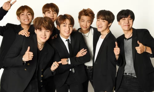 02-BTS-backstage-billboard-BBMAS-1548-1.webp